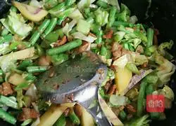 Illustration of how to cook potato and beans braised noodles 3