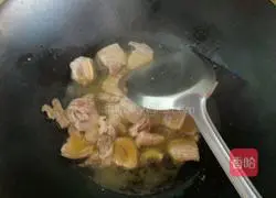 Illustration of how to make braised noodles with pork belly and beans 2