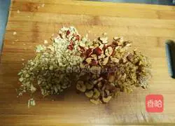 Illustration of how to make black rice balls 4