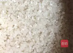 Illustration of how to make braised rice with diced beans and pork in a long vat 11