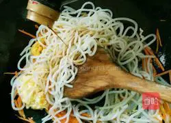 Illustration of how to make fried rice noodles with eggs 8
