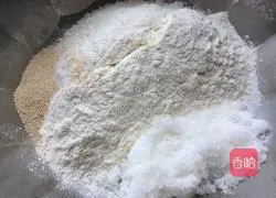 Illustration of how to make wolfberry cornmeal cake 1