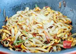 Illustration of how to make fried rice noodles with black pepper and shredded pork 15
