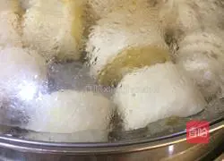 Illustration of how to make salt and pepper flower rolls 6