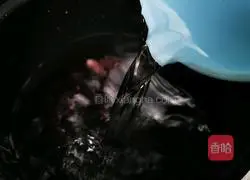 Illustration of how to make red bean, purple rice and lily porridge 8