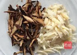 Illustration of how to make chicken spring rolls 2