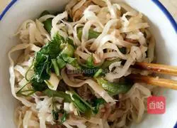 Illustration of how to make braised noodles with shredded pork and beans 8