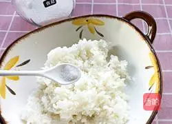Illustration of how to make seaweed rice balls 5