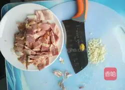 Illustration of how to make Italian angel hair pasta with red sauce bacon 2