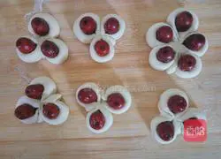 Illustration of how to make red date rolls 11