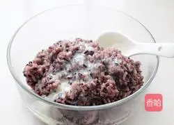 Illustration of how to make black rice, cheese and meat floss rice balls 4