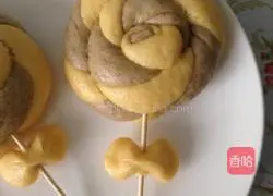 Illustration of how to make lollipop flower rolls 14