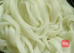Illustration of how to make fried rice noodles with eggs 1