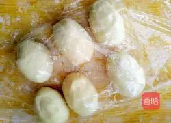 Illustration of how to make salt and pepper shell flower rolls 8