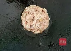 Illustration of how to make instant noodles burger 10
