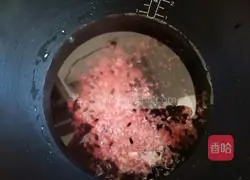 Illustration of how to make black rice and red date porridge 4