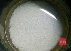 Illustration of how to make sausage baked rice 2