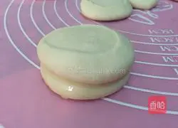 Illustration of how to make spring roll skins 5