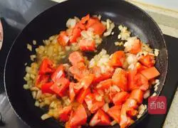 Illustration of how to make Italian seafood risotto with tomato sauce 3