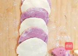 Illustration of how to make two-color rose rolls 4