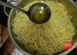 Illustration of making sweet and sour spicy cold noodles 4