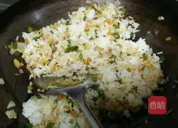 Illustration of how to make shrimp and cheese colorful baked rice 9