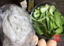 How to make fried rice noodles with eggs 1