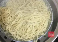 Illustration of how to make braised beans and noodles 4