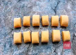 Illustration of how to make a butterfly flower roll 13