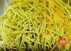 Illustration of how to make pumpkin stuffed pot stickers 4