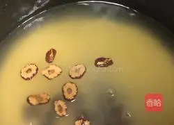 Illustration of how to make longan, red dates and millet porridge 4