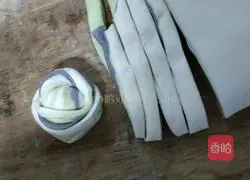 Illustration of how to make three-color flower rolls 7