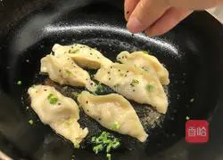 Illustration of how to make Shanghai pot stickers 7