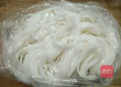 Eggs, silver sprouts and fried rice noodles Practice illustration 2