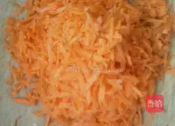 Illustration of how to make diced mutton and carrot pot stickers 2