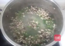 Illustration of how to make preserved egg and lean meat porridge 7