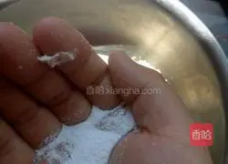 Illustration of how to make spring onion and ham rolls 4