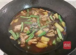 Illustration of how to make braised noodles with beans and potatoes 6