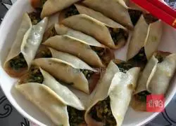 Illustration of how to make leek, egg and shrimp skin pot stickers 12