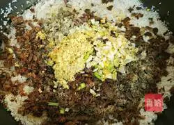 Illustration of braised rice with beef cubes 1