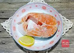 Illustration of how to make the baked rice cup with colored pepper and salmon 2