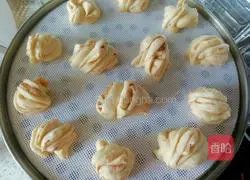 Illustration of how to make salt and pepper flower rolls 16