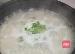 Illustration of how to make preserved egg and lean meat porridge 4