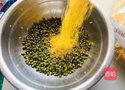 Illustration of how to make sugar-free glutinous millet, mung bean and red date health porridge 1