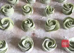 Illustration of how to make green rose rolls 12