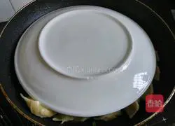 Illustration of how to make crispy pot stickers 11
