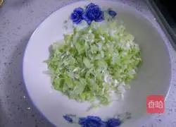 Illustration of how to make spring rolls stuffed with meat 5