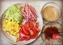 Illustration of how to make cold noodles with ham and fresh vegetables 1