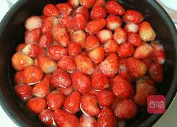 Strawberry Box Cake Recipe Illustration 2