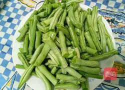 Illustration of how to make braised noodles with potatoes and beans 3